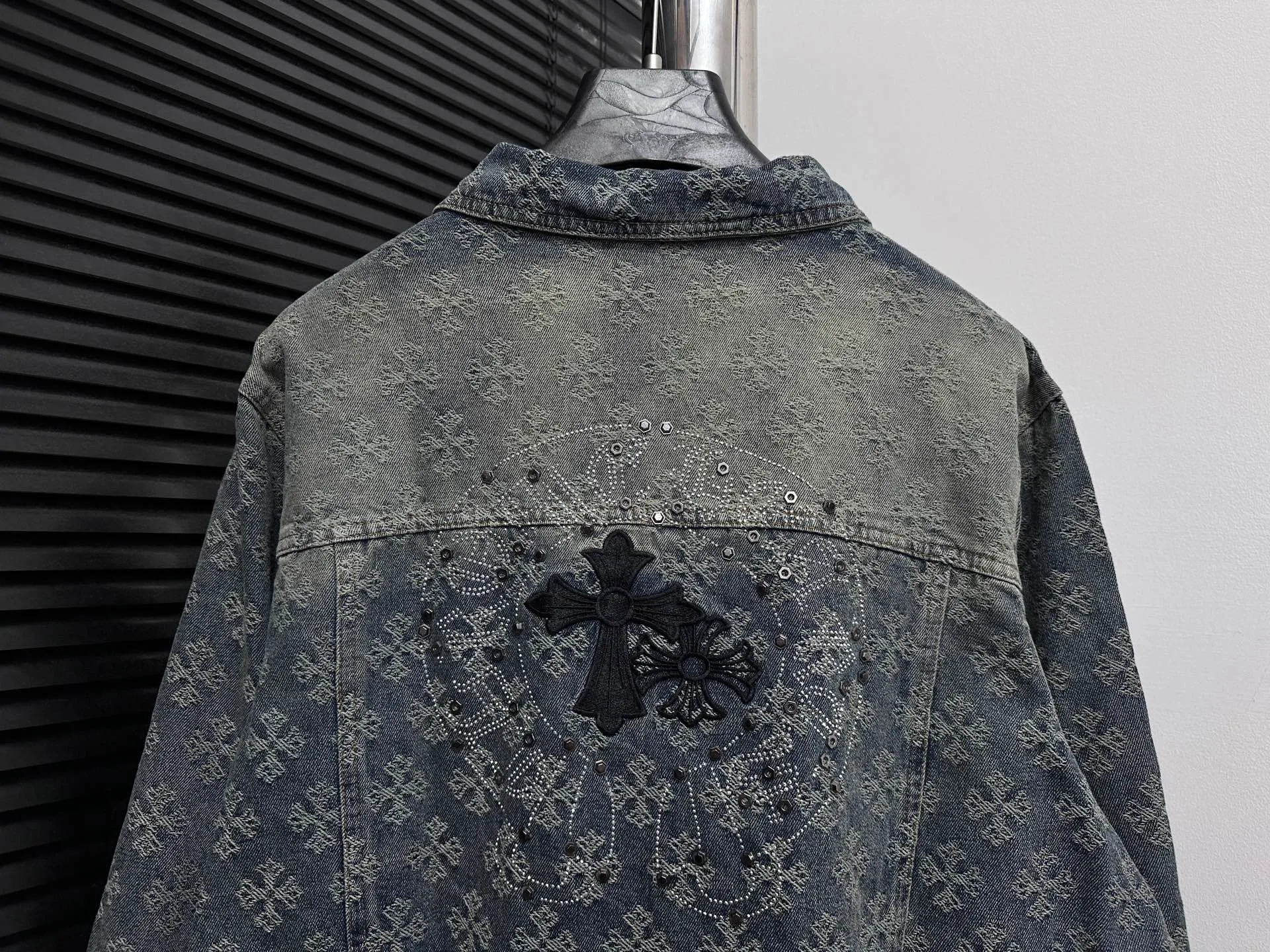 P330 [ChromeHearts] ChromeHearts Steel-stamped classic Sanskrit all-over jacquard hot-drilled denim jacket for men and women New Chrome Hearts Sanskrit-printed custom-made fabric jacket Gradient color wash, hot-drilled cross denim jacket on the back A very heavy-duty one. Heavy-duty top. Presbyopia is suitable for early autumn outings. The denim fabric can be directly machine washed without deformation. It also looks high-end when washed and aged. Power-style wear. Take any photo and look into the mirror. The gradient color is super high-end 💕 Size: s-xl